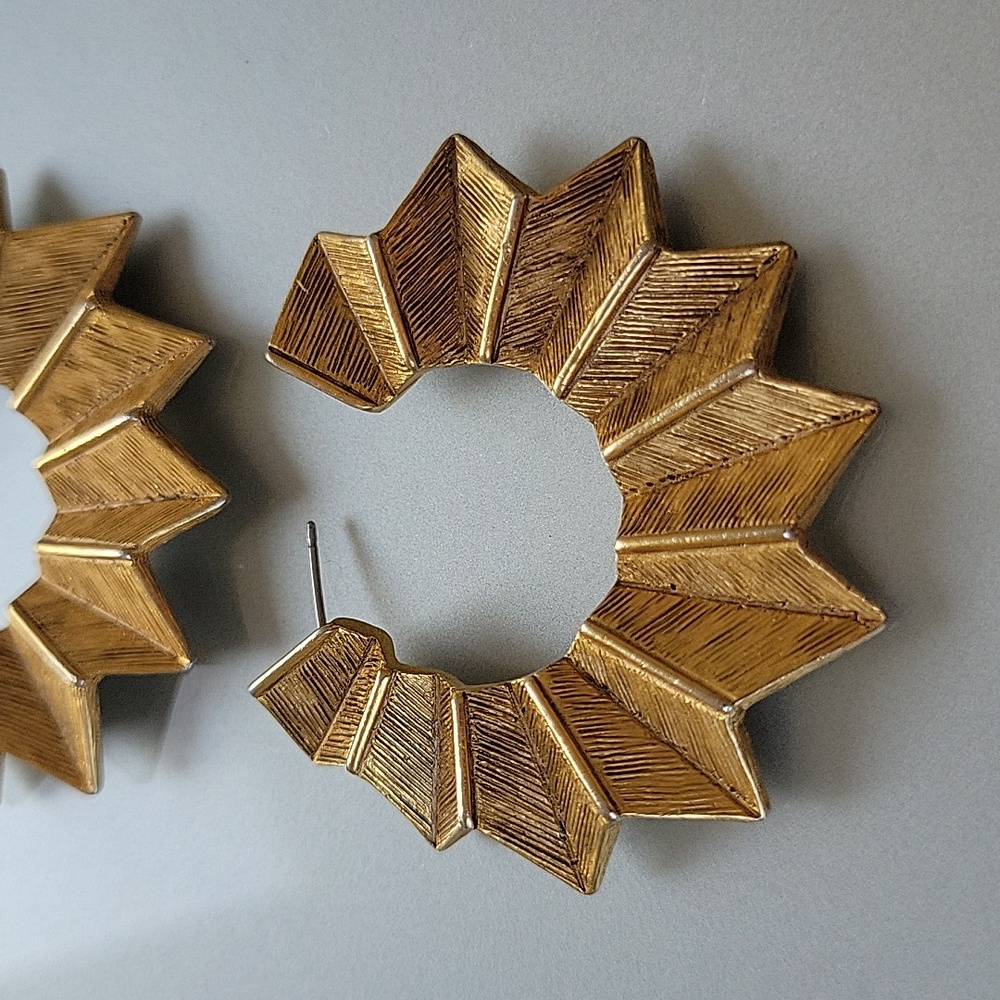 Vintage gold 80s hoop earrings. Chevron style gold hoop style. Gold earrings.